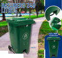 BASURERO 240L VERDE CON LLANTAS Y PEDAL 64 GAL